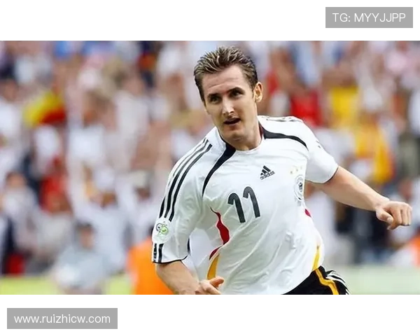 足球场上的时尚风潮绑头发的明星球员展现个性魅力