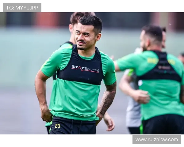 足球明星小狐狸的精彩瞬间与迷人风采尽在这里，快来欣赏他的独特魅力与精彩表现